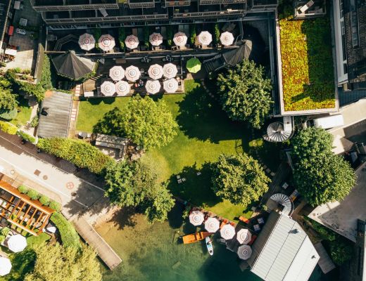 Hotel mit eigenem Seezugang am Wolfgangsee Hotel Cortisen am Wolfgangsee mit eigenem Seezugang im Sommer von oben