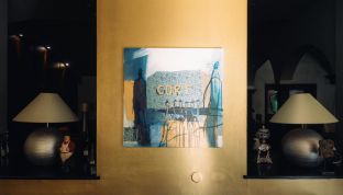 Kunst im Designhotel Cortisen am See im Salzkammergut Kunstgemälde hängt im Designhotel Cortisen am See im Salzkammergut an einer Wand