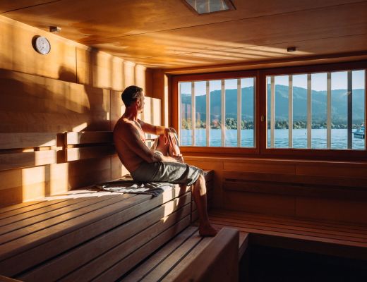 Sauna mit Seeblick am Wolfgangsee im Hotel Cortisen Mann genießt Sauna mit Seeblick am Wolfgangsee im Hotel Cortisen