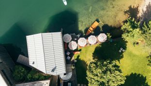 Direkter Seezugang beim Boutique Hotel Cortisen am Wolfgangsee 4-Sterne Boutique Hotel Cortisen am Wolfgangsee von oben mit direktem Seezugang