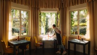 Früstück am Wolfgangsee im Hotel Cortisen Frühstück wird im Boutique Hotel Cortisen am Wolfgangsee von einem Kellner serviert