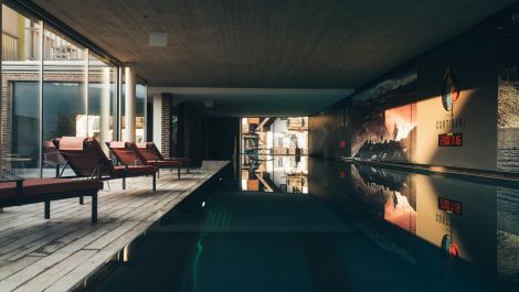 4-Sterne Superior Hotel mit Pool am Wolfgangsee Pool mit Liegestühlen im 4-Sterne Superior Hotel am Wolfgangsee im Salzburger Land