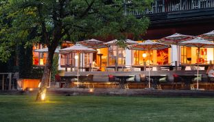 Veranda des Boutique Hotels Cortisen hell erleuchtete Veranda des Boutique Hotels Cortisen mit direktem Seezugang