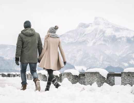 Winterspaziergang beim Mondsee Paar beim Winterspaziergang beim Mondsee