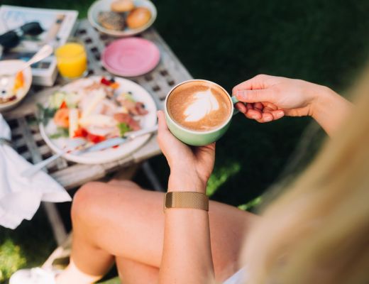 Frühstück im Boutique Hotel am Wolfgangsee Kaffee trinken beim 6-Gänge-Frühstück im Boutique Hotel Cortisen am Wolfgangsee