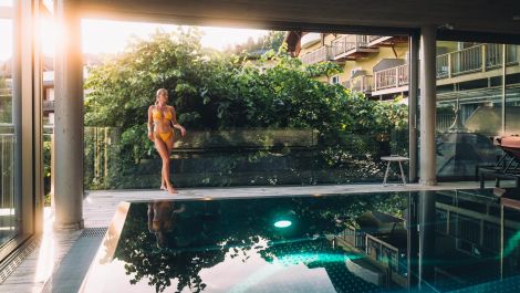 Infinity-Pool im Spa Hotel Cortisen am Wolfgangsee Frau am 25m Infinity-Pool im Spa Hotel Cortisen am Wolfgangsee