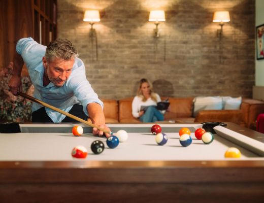 Billard Lounge im 4-Sterne Hotel Cortisen am See Billardspiel in der Lounge im 4-Sterne Superior Hotel am Wolfgangsee