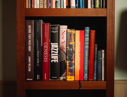 DVD-Verleih im 4-Sterne Designhotel am Wolfgangsee Regal mit DVDs und Büchern im 4-Sterne Designhotel am Wolfgangsee