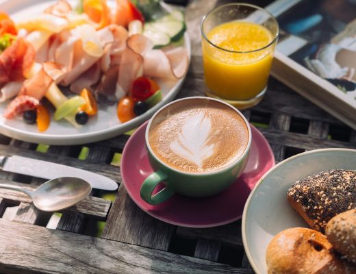 Boutique Hotel am Wolfgangsee mit 6-Gänge Frühstück Auswahl von Kaffee, Obst und Brötchen beim Frühstück im Boutique Hotel Cortisen am Wolfgangsee
