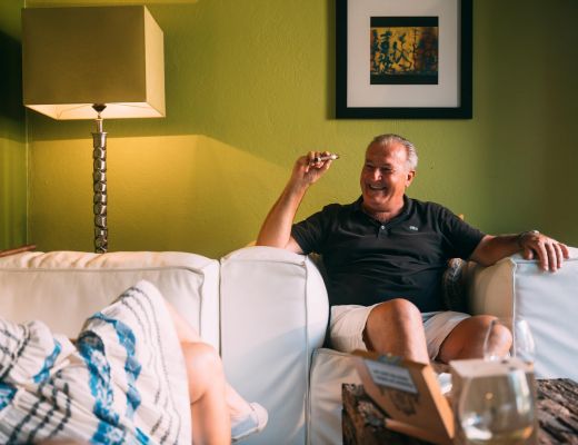 Cigar Lounge im Adults Only Hotel im Salzkammergut Mann raucht eine Zigarre in der Cigar Lounge im Adults Only Hotel im Salzkammergut