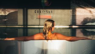 Hotel mit Pool am Wolfgangsee Frau im Pool im Hotel Cortisen am Wolfgangsee